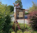 Letzte Handgriffe am Insektenhotel