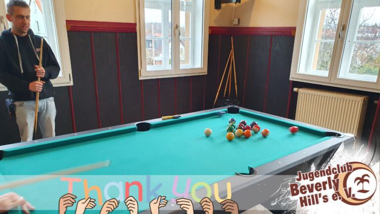 Neue Billiardplatte für den Jugendclub dank Spende der VR-Bank